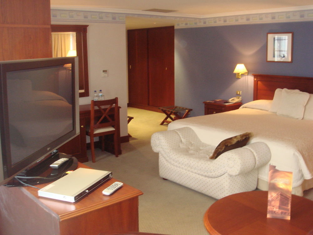Hotel Emperador Ambato Buitenkant foto