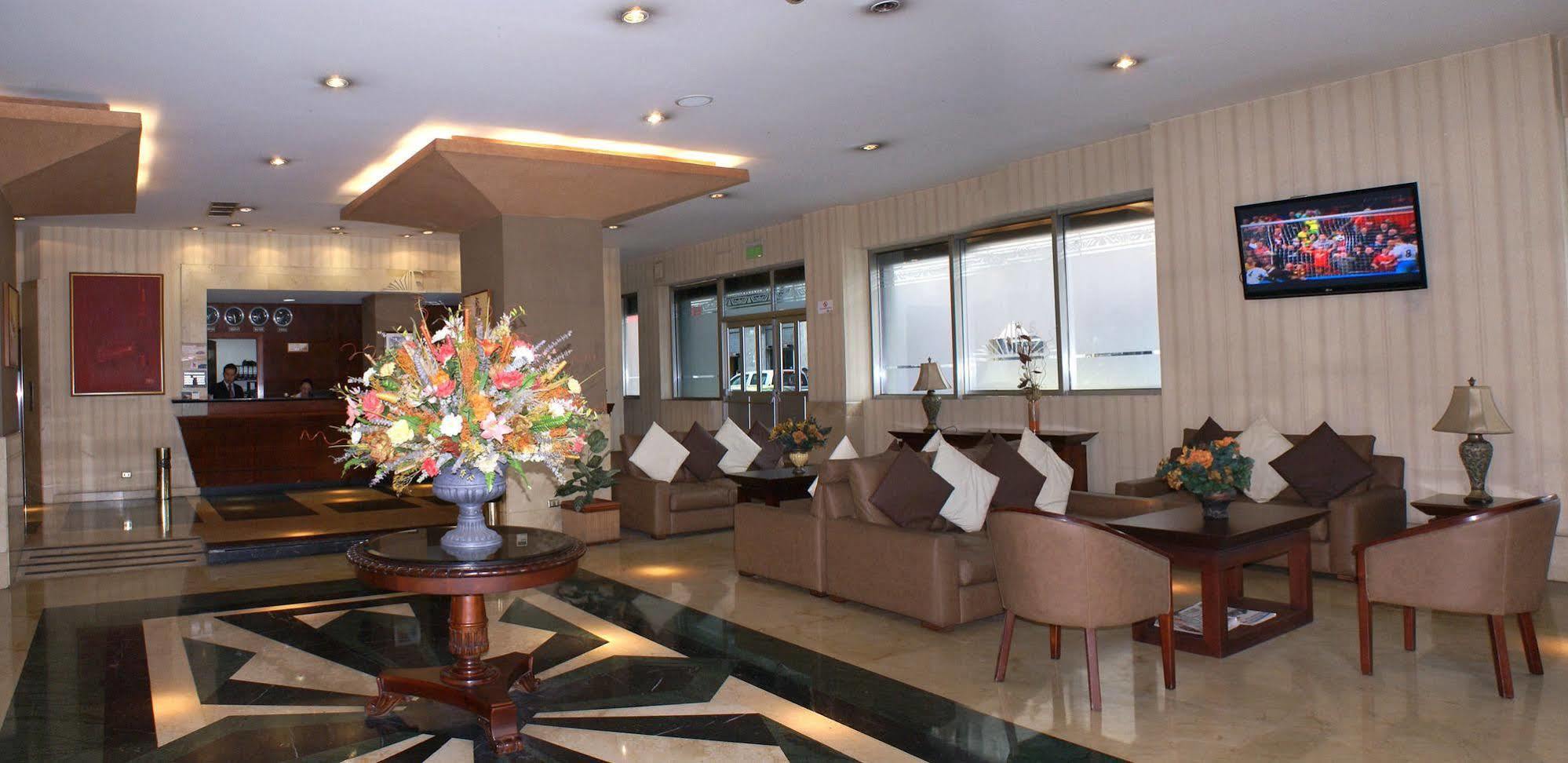 Hotel Emperador Ambato Buitenkant foto
