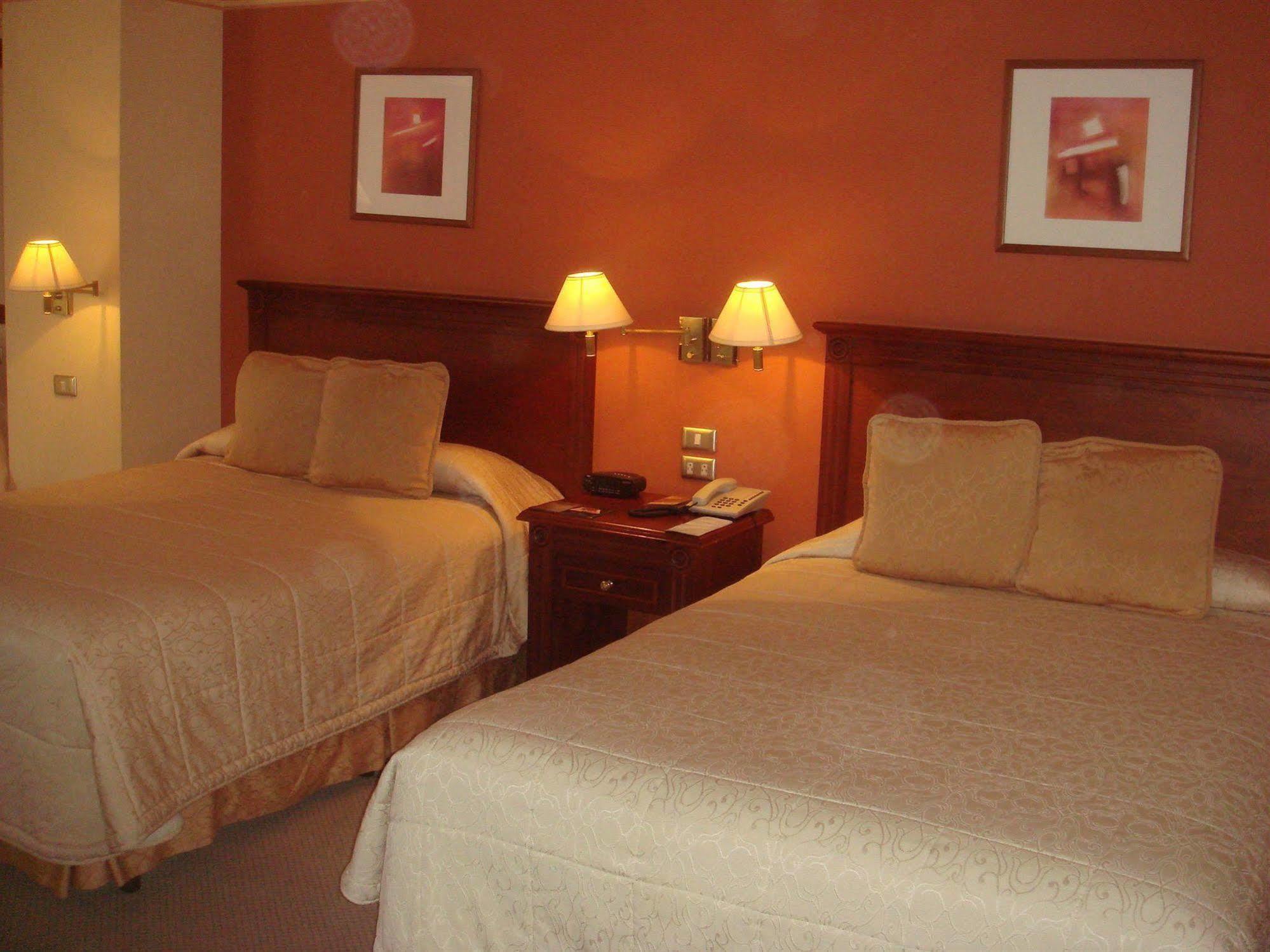 Hotel Emperador Ambato Buitenkant foto