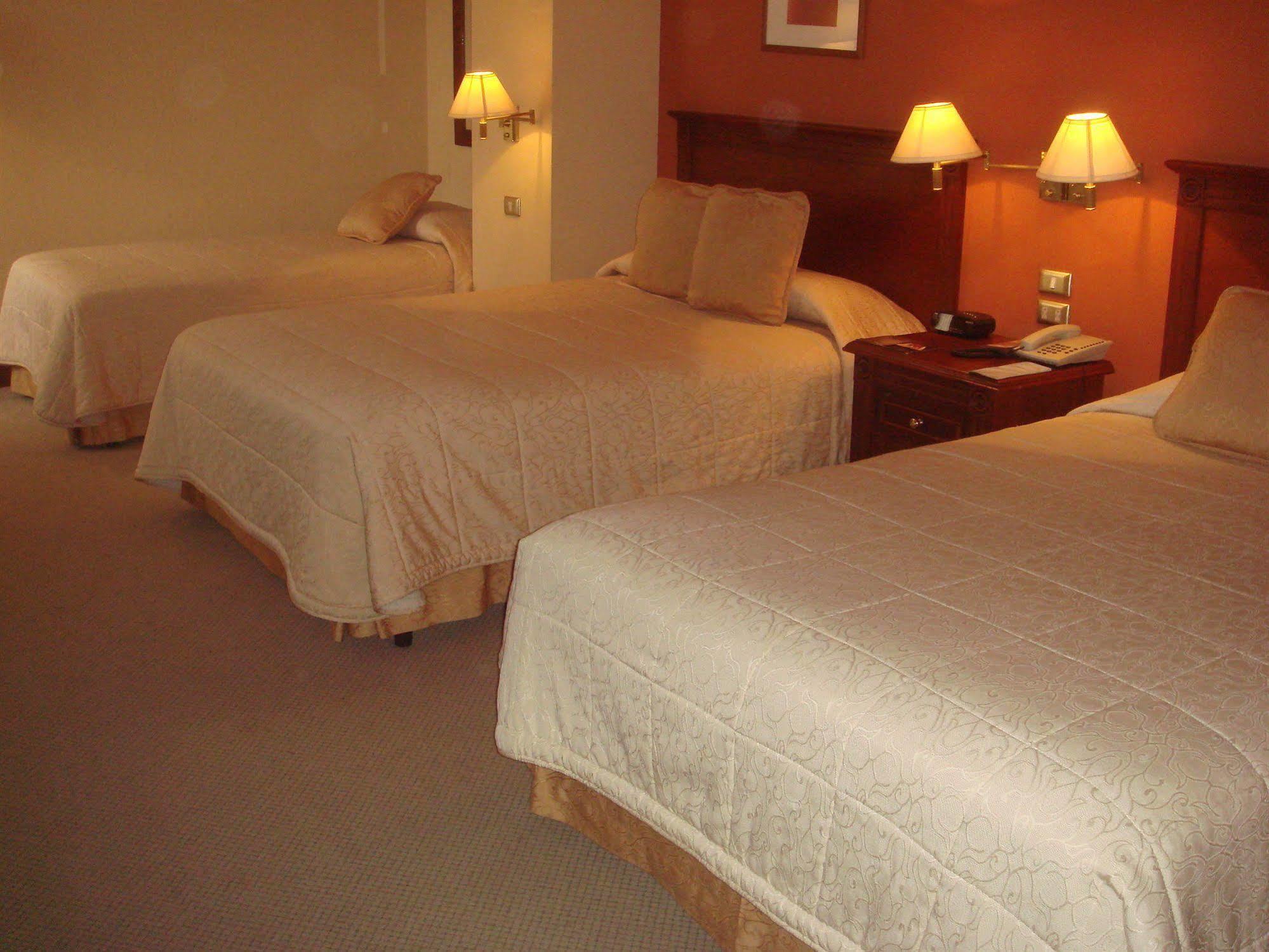 Hotel Emperador Ambato Buitenkant foto