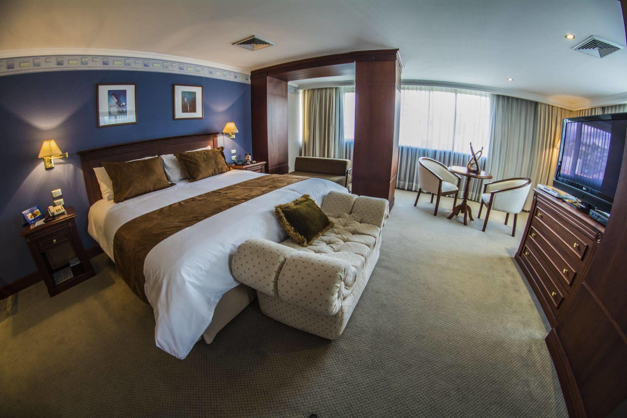 Hotel Emperador Ambato Buitenkant foto