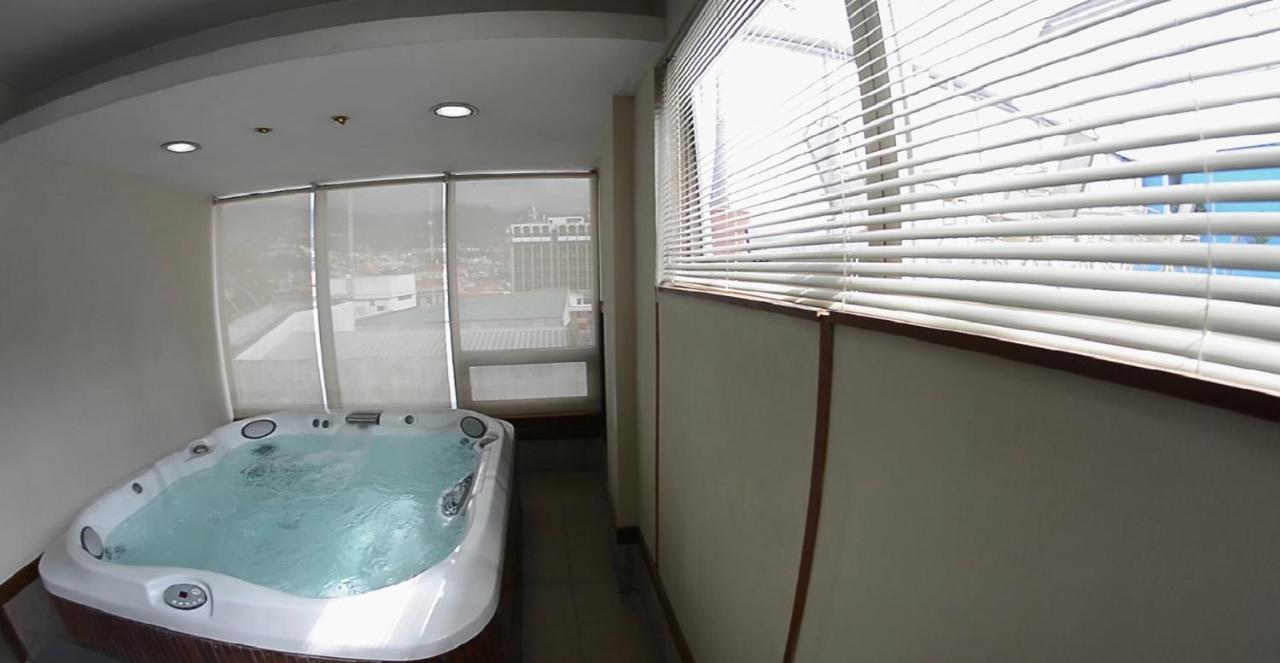 Hotel Emperador Ambato Buitenkant foto